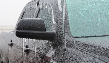 Comment protéger sa voiture contre la neige ? - Euromaster